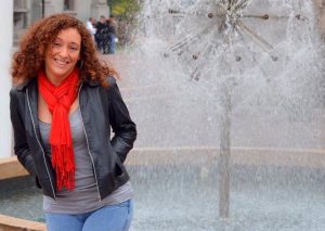 Yliria - Bufanda Roja Diente de Leon Fuente